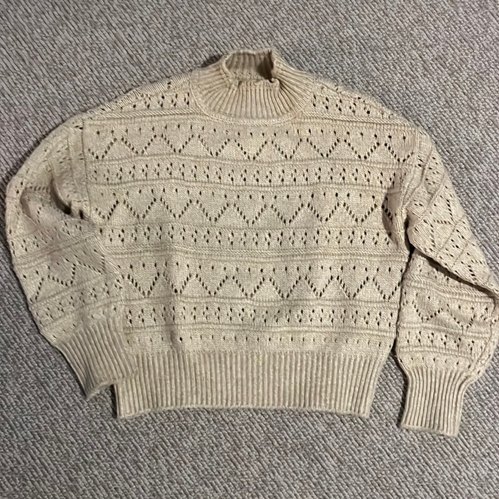 Design History XS cream sweater